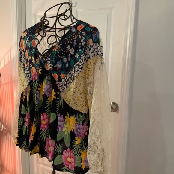 Blu Heaven Lace Floral Long Sleeve Top Plus Size 1X - Picture 4 of 8